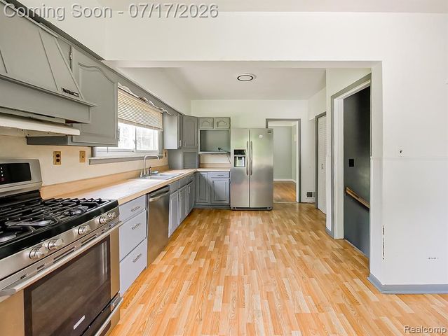 24850 W 9 Mile Road, Southfield, MI 48033
