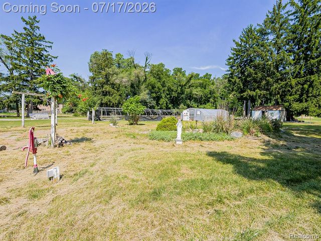 24850 W 9 Mile Road, Southfield, MI 48033