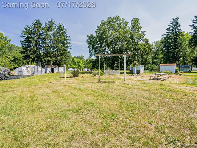 24850 W 9 Mile Road, Southfield, MI 48033