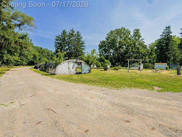 24850 W 9 Mile Road, Southfield, MI 48033