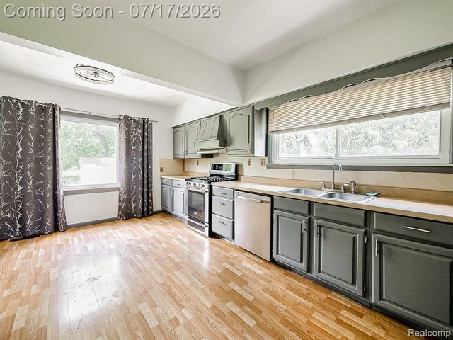 24850 W 9 Mile Road, Southfield, MI 48033
