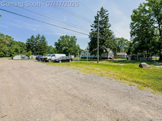 24850 W 9 Mile Road, Southfield, MI 48033