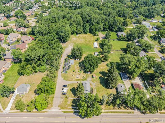 24850 W 9 Mile Road, Southfield, MI 48033