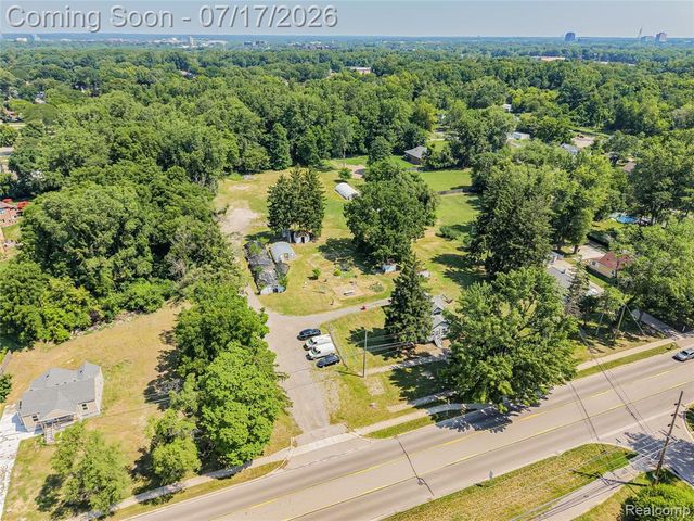 24850 W 9 Mile Road, Southfield, MI 48033