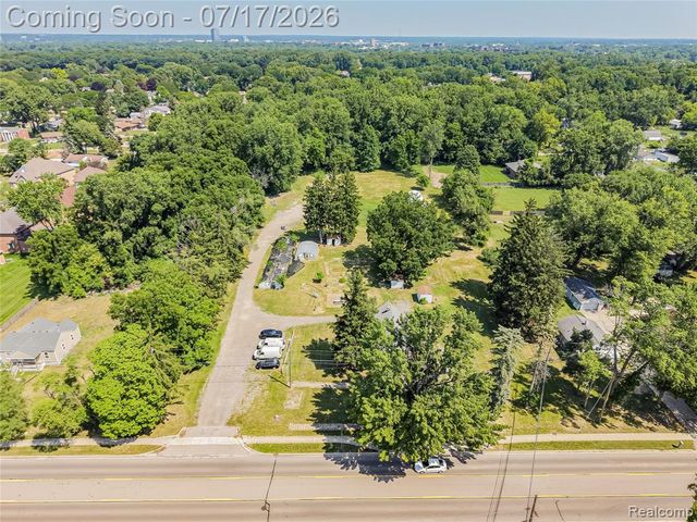 24850 W 9 Mile Road, Southfield, MI 48033