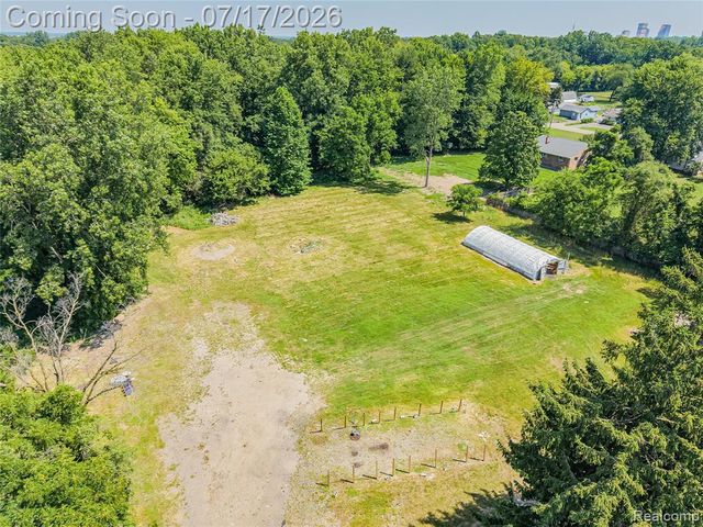 24850 W 9 Mile Road, Southfield, MI 48033