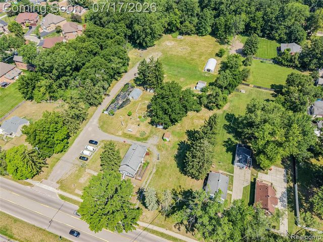 24850 W 9 Mile Road, Southfield, MI 48033