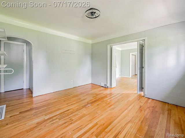 24850 W 9 Mile Road, Southfield, MI 48033