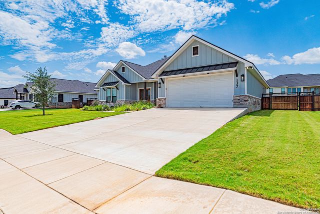 137 W Magnolia Circle, La Vernia, TX 78121