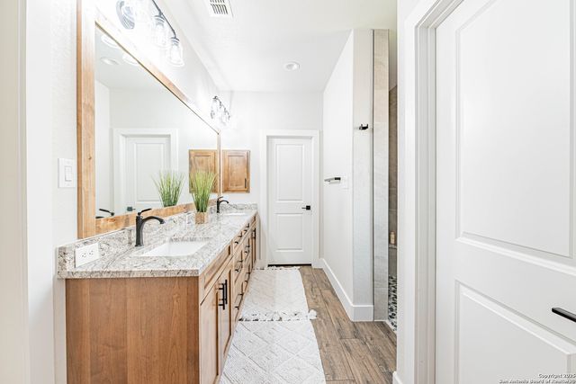 137 W Magnolia Circle, La Vernia, TX 78121