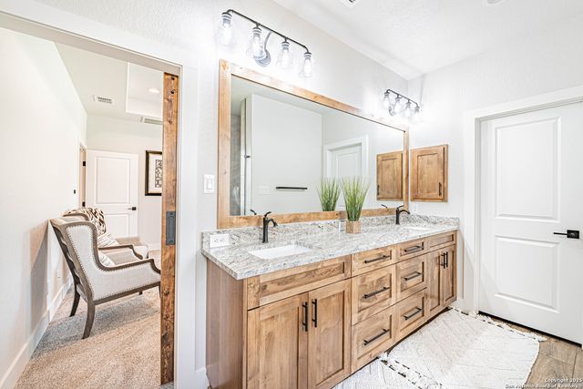 137 W Magnolia Circle, La Vernia, TX 78121