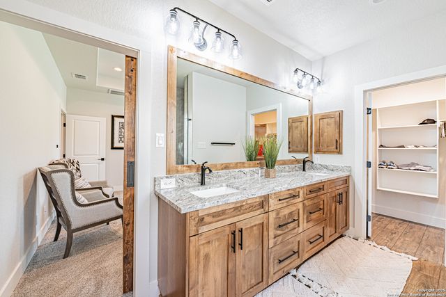 137 W Magnolia Circle, La Vernia, TX 78121