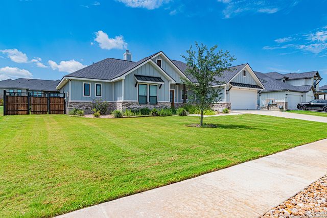 137 W Magnolia Circle, La Vernia, TX 78121