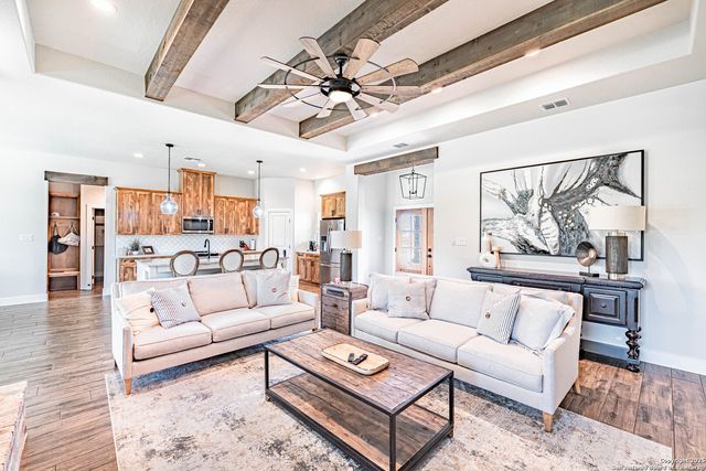 137 W Magnolia Circle, La Vernia, TX 78121