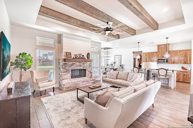 137 W Magnolia Circle, La Vernia, TX 78121