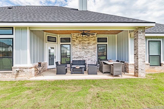137 W Magnolia Circle, La Vernia, TX 78121