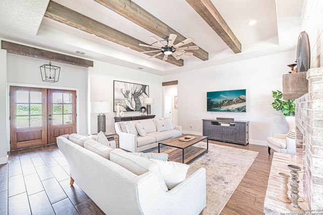 137 W Magnolia Circle, La Vernia, TX 78121