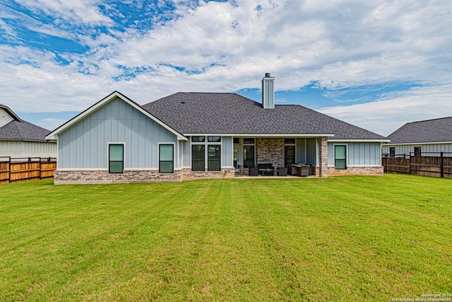 137 W Magnolia Circle, La Vernia, TX 78121