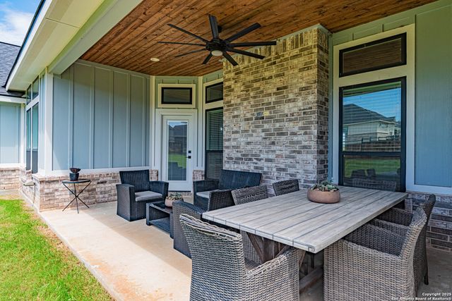 137 W Magnolia Circle, La Vernia, TX 78121