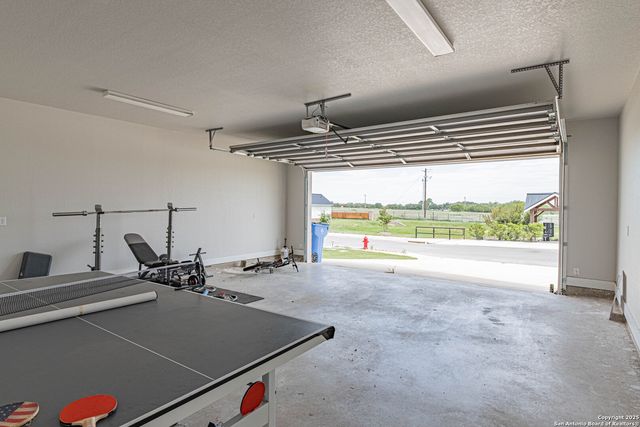 137 W Magnolia Circle, La Vernia, TX 78121