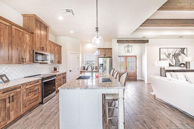 137 W Magnolia Circle, La Vernia, TX 78121