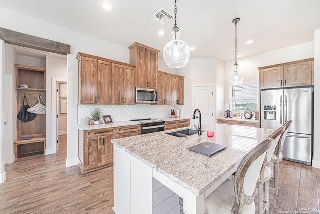 137 W Magnolia Circle, La Vernia, TX 78121