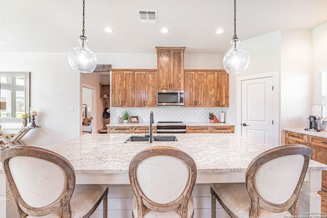 137 W Magnolia Circle, La Vernia, TX 78121