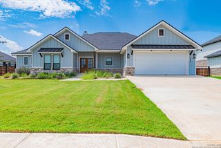 137 W Magnolia Circle, La Vernia, TX 78121