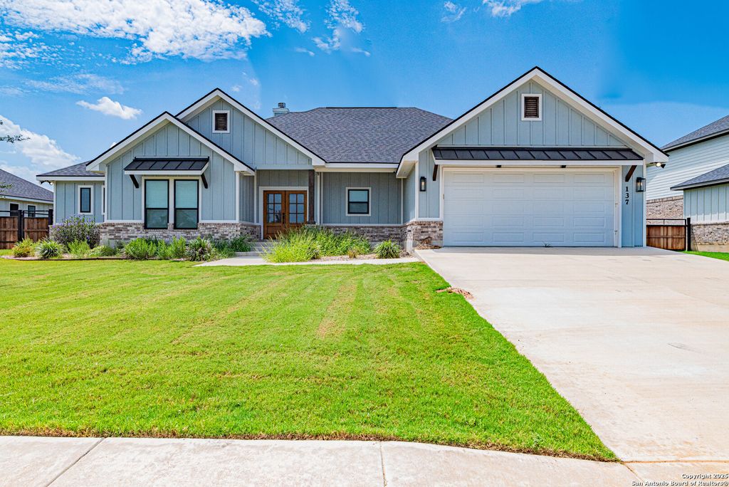 137 W Magnolia Circle, La Vernia, TX 78121