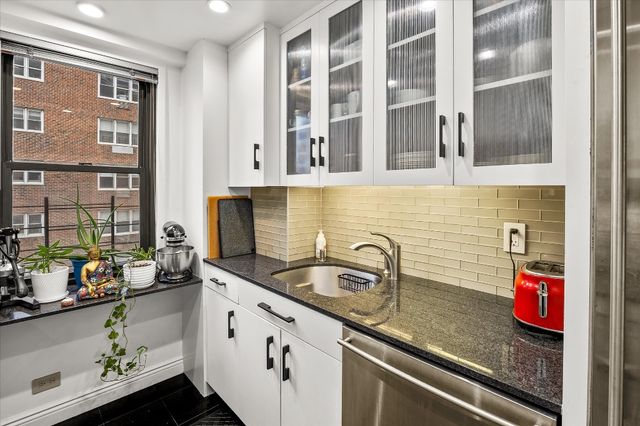 175 E 74th St Apt 12C, New York City, NY 10021