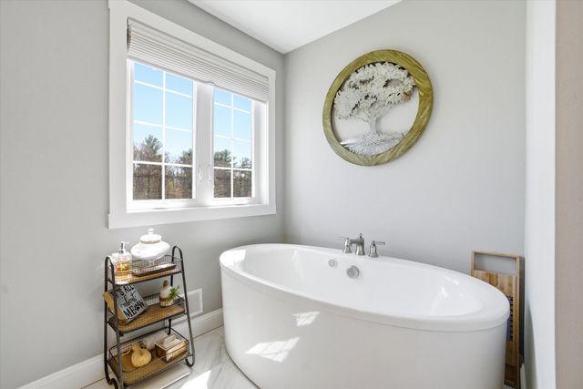 20 Grouse Run, Pelham, NH 03076