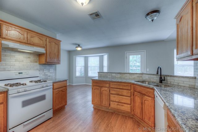 211 W Utica Place, Broken Arrow, OK 74011