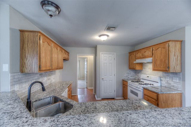 211 W Utica Place, Broken Arrow, OK 74011