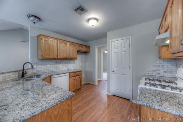 211 W Utica Place, Broken Arrow, OK 74011