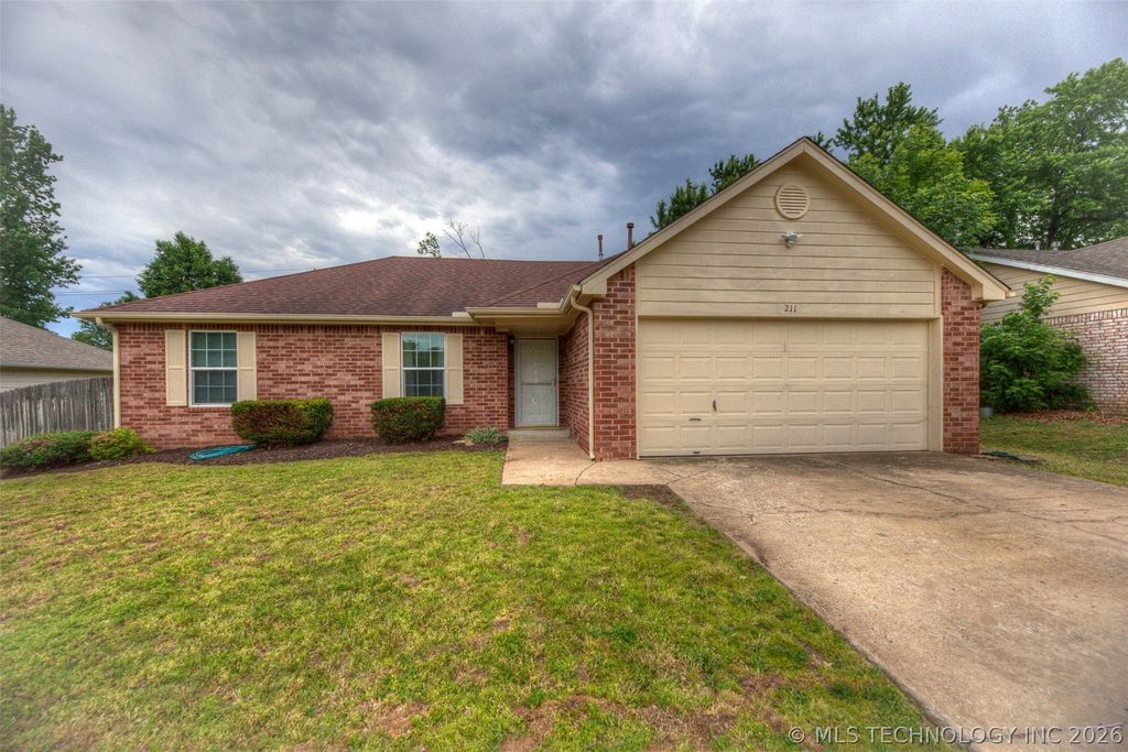 211 W Utica Place, Broken Arrow, OK 74011
