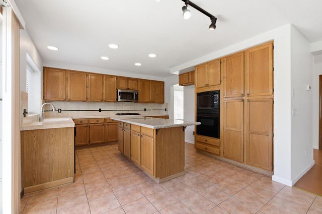 865 Mckelvy Avenue, Clovis, CA 93611