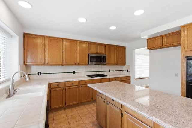 865 Mckelvy Avenue, Clovis, CA 93611