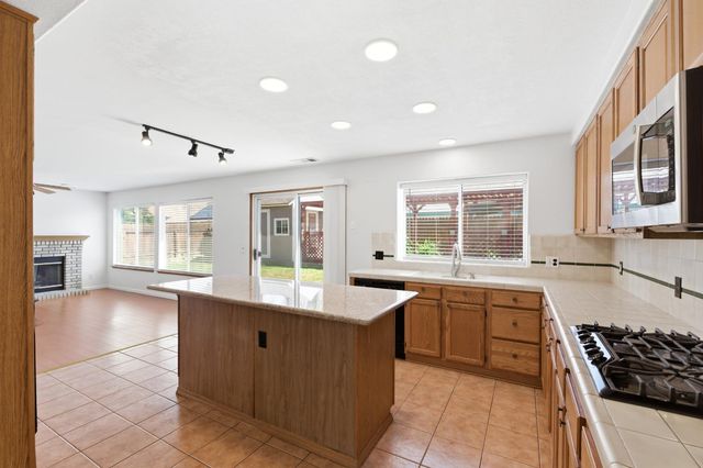 865 Mckelvy Avenue, Clovis, CA 93611