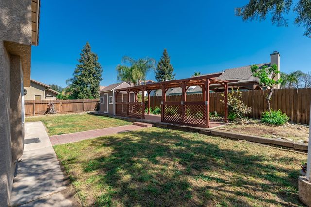 865 Mckelvy Avenue, Clovis, CA 93611