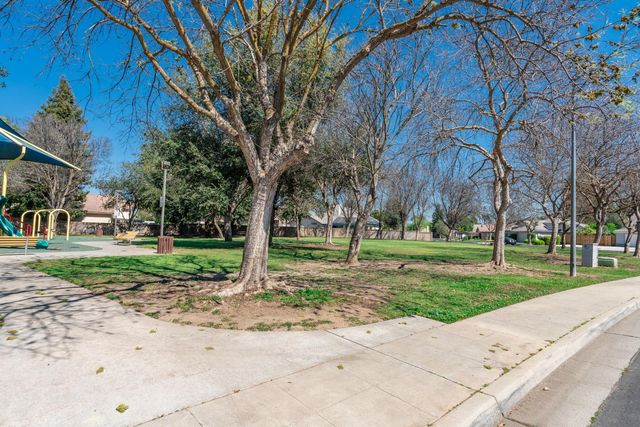 865 Mckelvy Avenue, Clovis, CA 93611