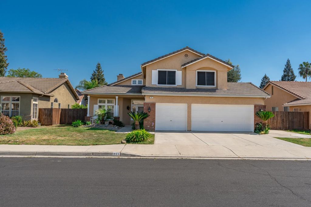 Image 1 of property listing at 865 Mckelvy Avenue, Clovis, CA 93611