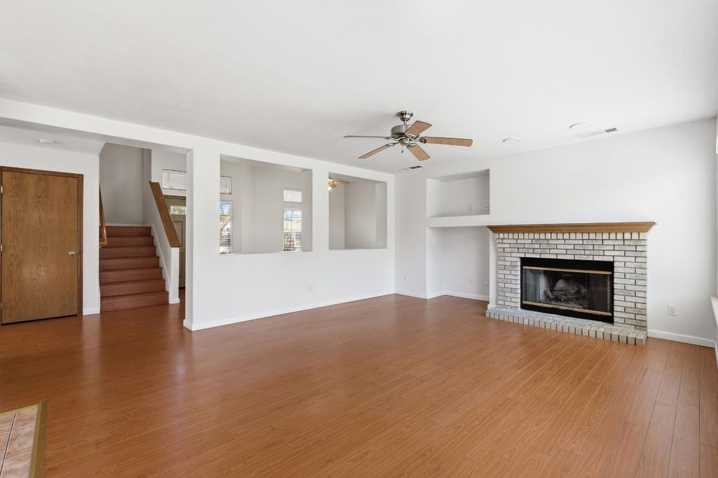 Image 10 of property listing at 865 Mckelvy Avenue, Clovis, CA 93611