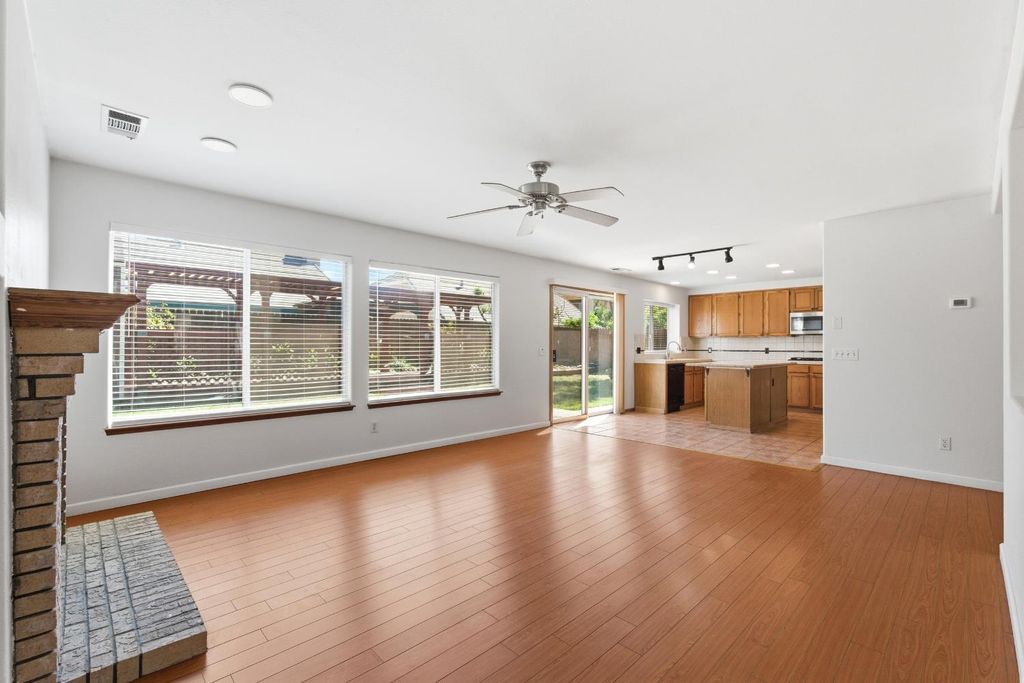 Image 11 of property listing at 865 Mckelvy Avenue, Clovis, CA 93611