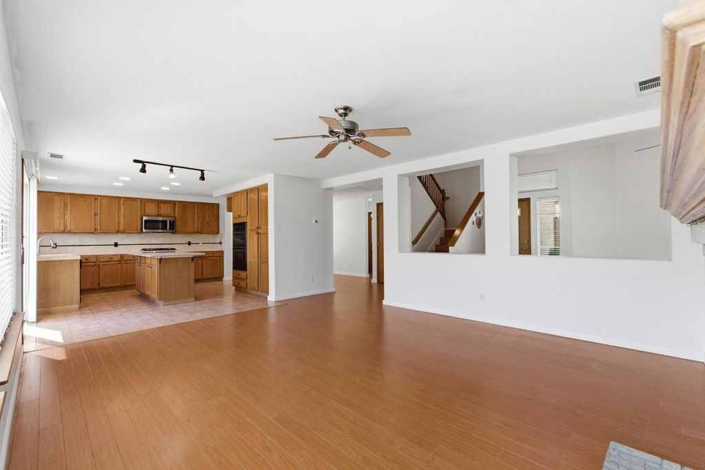 Image 12 of property listing at 865 Mckelvy Avenue, Clovis, CA 93611