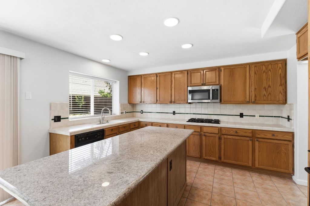 Image 14 of property listing at 865 Mckelvy Avenue, Clovis, CA 93611