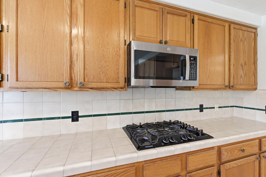 Image 16 of property listing at 865 Mckelvy Avenue, Clovis, CA 93611