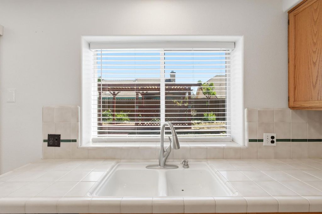 Image 17 of property listing at 865 Mckelvy Avenue, Clovis, CA 93611