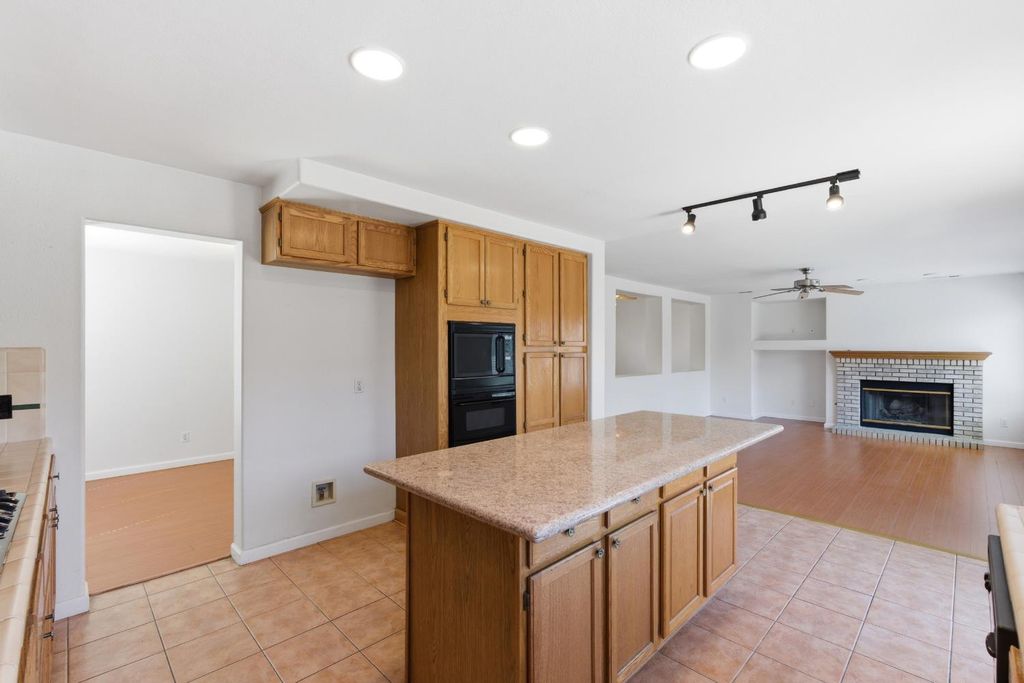 Image 18 of property listing at 865 Mckelvy Avenue, Clovis, CA 93611