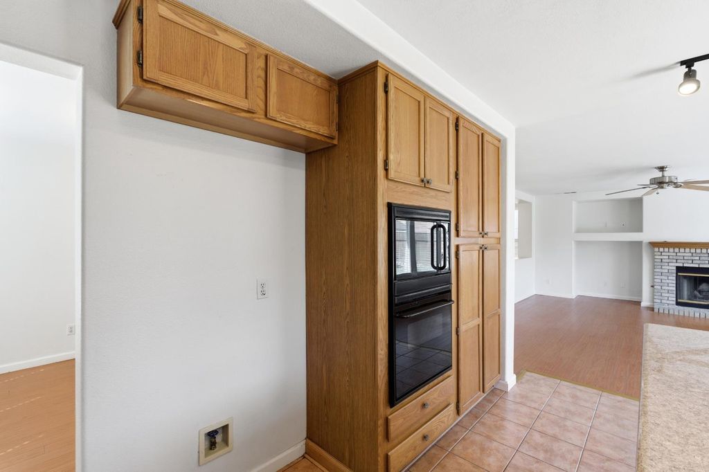 Image 19 of property listing at 865 Mckelvy Avenue, Clovis, CA 93611