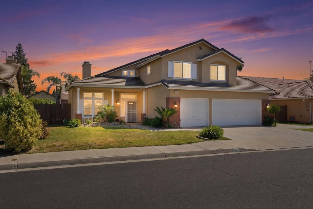 Image 2 of property listing at 865 Mckelvy Avenue, Clovis, CA 93611